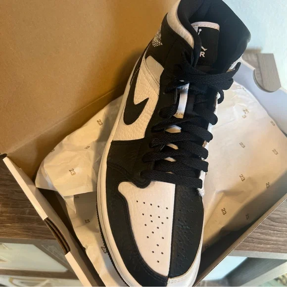 NIB Nike Women's Air Jordan 1 Mid SE Homage Split Black White Sz 9.5 - Picture 7 of 8